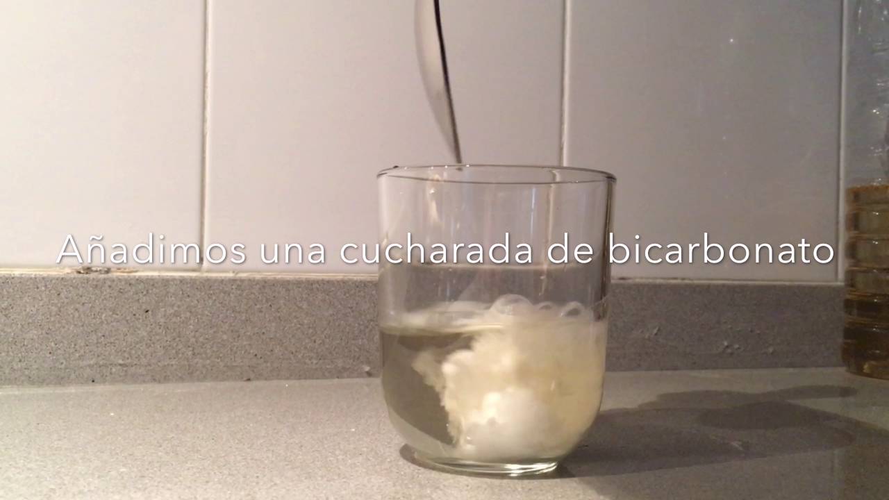 experimento con agua bicarbonato y vinagre