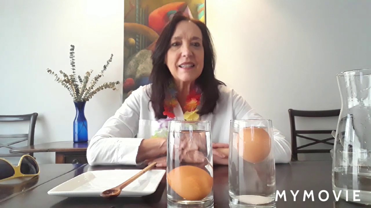 experimento de huevo en agua con sal