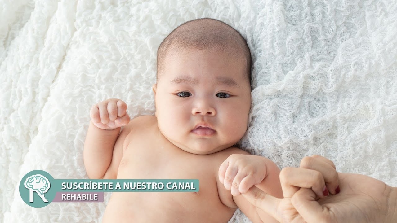puños cerrados en bebes de 4 meses
