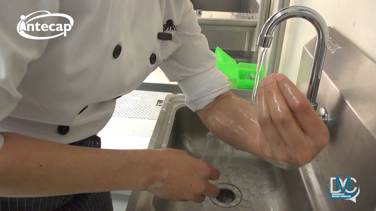 proceso de lavado de manos en cocina