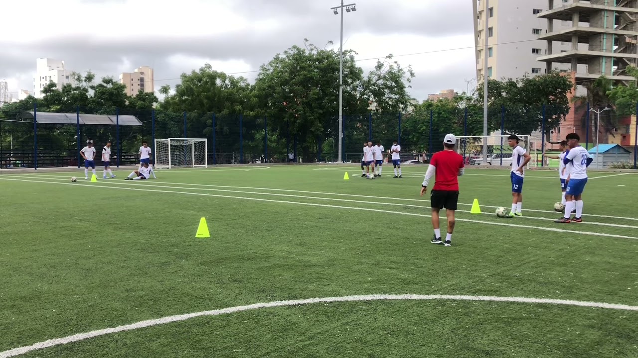 entrenamiento de futbol para niños de 13 a 15 años